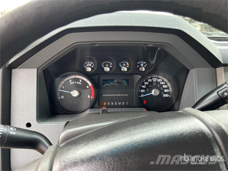 Ford F-350 XLT 4x4 Crew Cab Pickup Ostalo