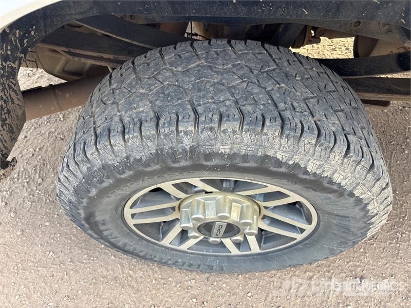 Ford F-350 XLT 4x4 Crew Cab Pickup Iné