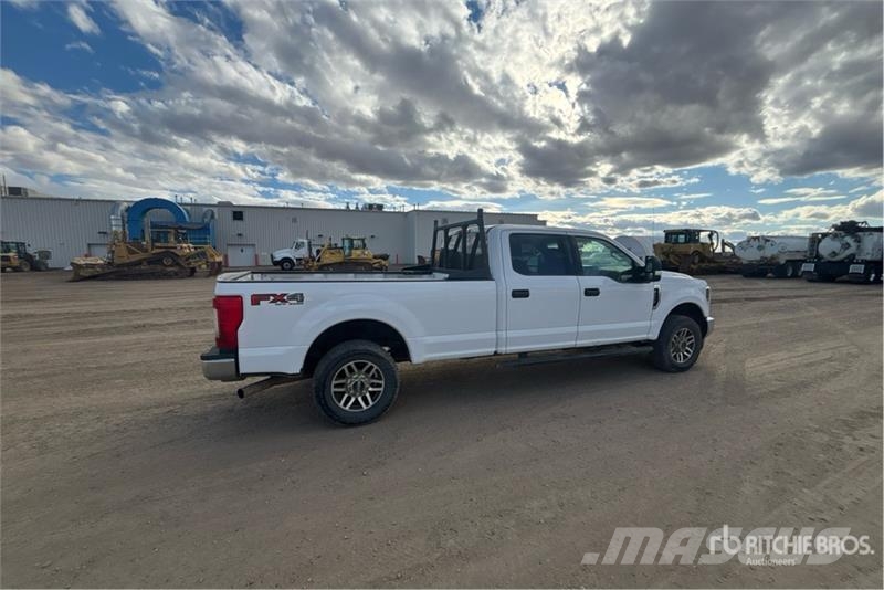 Ford F-350 XLT 4x4 Crew Cab Pickup Iné