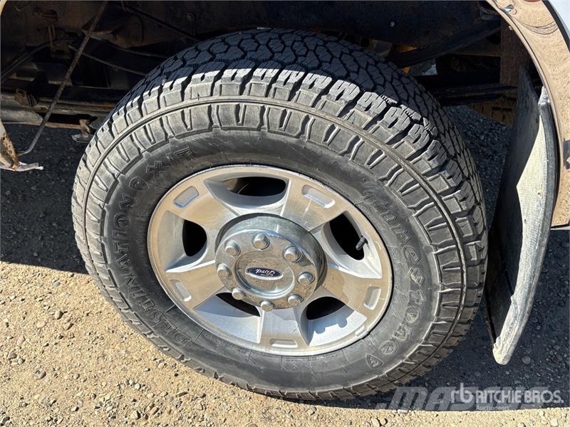 Ford F-350 XLT 4x4 Crew Cab Pickup Kita