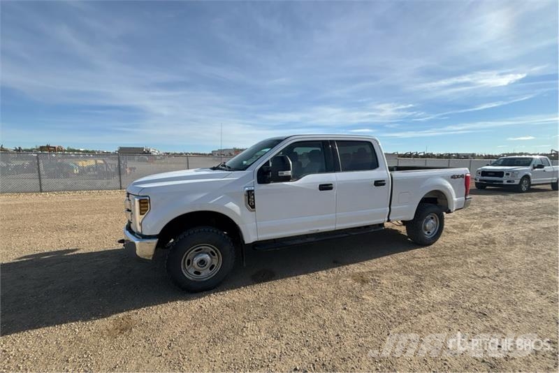 Ford F-350 XLT 4x4 Crew Cab Pickup Anders
