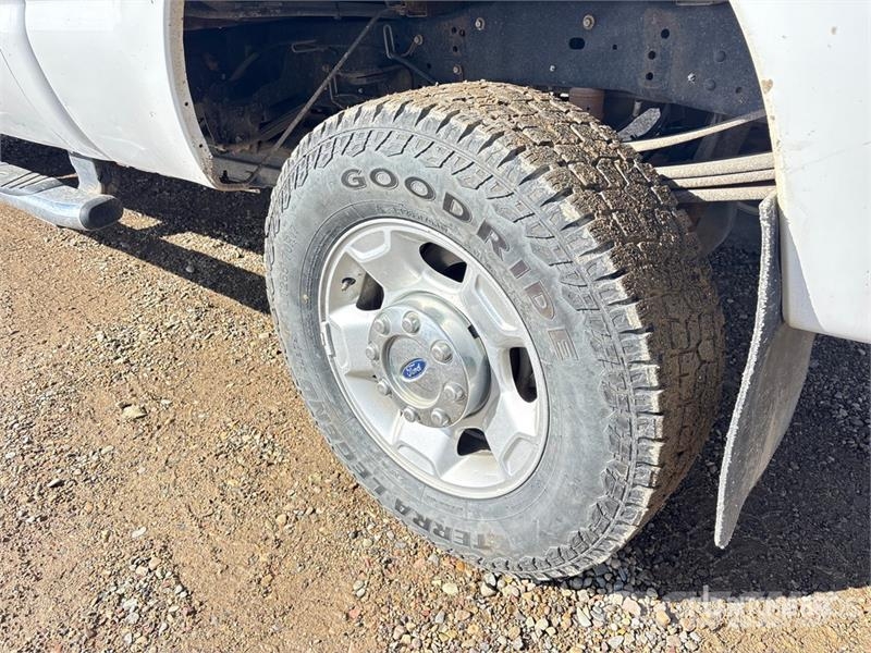 Ford F-350 XLT 4x4 Crew Cab Pickup Drugi
