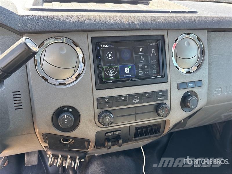 Ford F-350 XLT 4x4 Crew Cab Pickup Kita