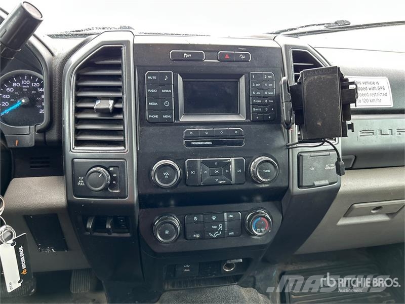 Ford F-350 XLT 4x4 Crew Cab Pickup Ostalo