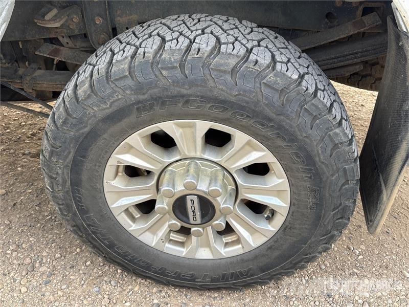 Ford F-350 XLT 4x4 Crew Cab Pickup Ostalo