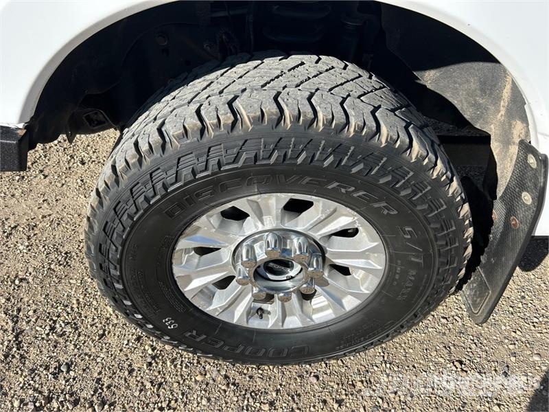 Ford F-350 XLT 4x4 Crew Cab Pickup Drugi