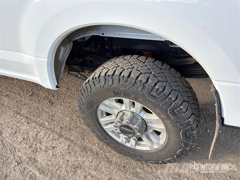 Ford F-350 XLT 4x4 Crew Cab Pickup Other