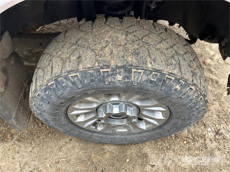 Ford F-350 XLT 4x4 Crew Cab Pickup أخرى