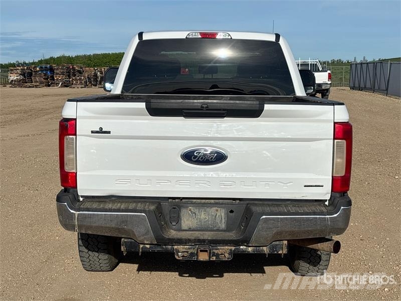 Ford F-350 XLT 4x4 Crew Cab Pickup Anders