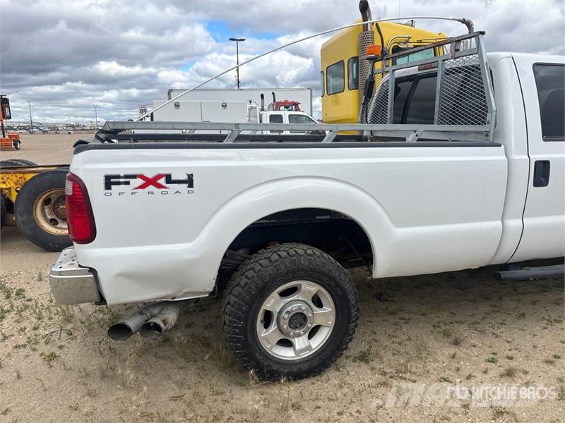 Ford F-350 XLT 4x4 Crew Cab Pickup (Inoperable) Ostalo