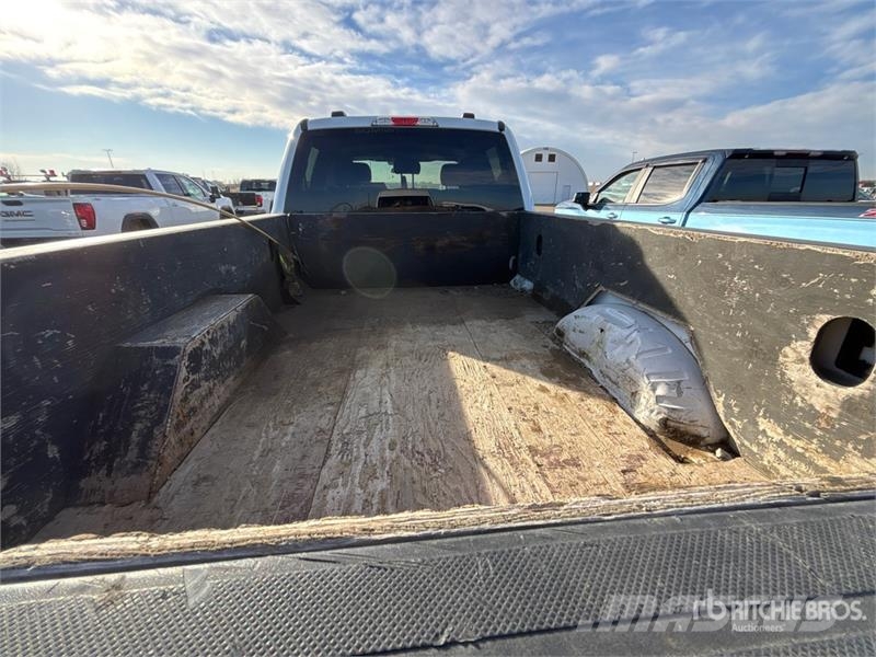 Ford F-350 XLT 4x4 Crew Cab Pickup Ostalo