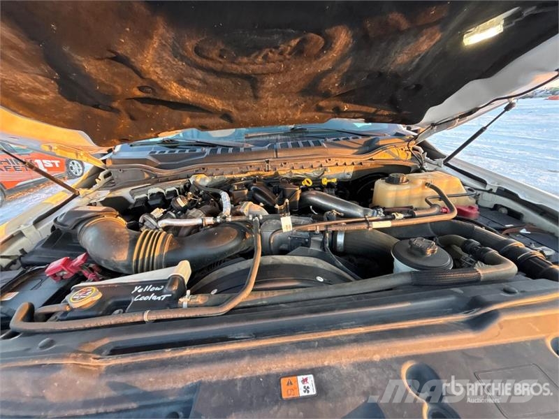 Ford F-350 XLT 4x4 Crew Cab Pickup Muu