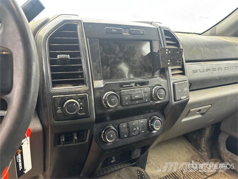 Ford F-350 XLT 4x4 Crew Cab Pickup (Inoperable) Muu