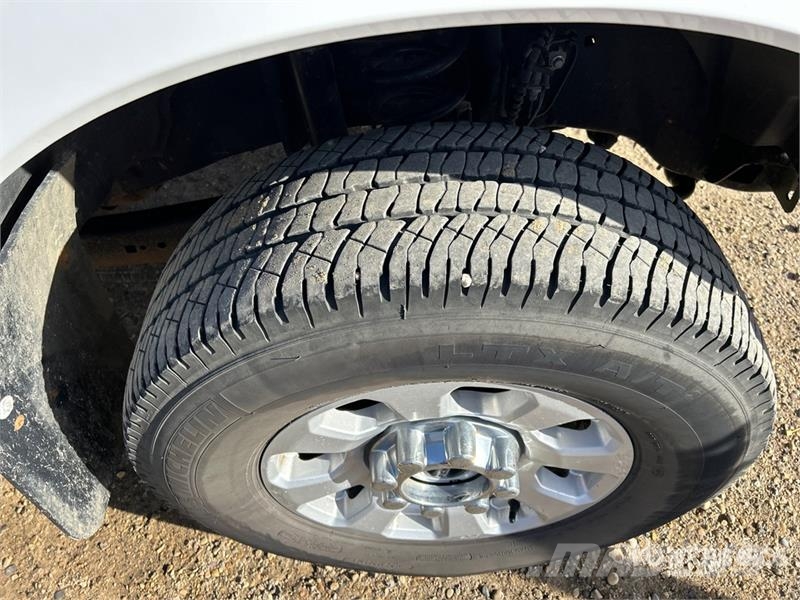 Ford F-350 XLT 4x4 Crew Cab Pickup أخرى