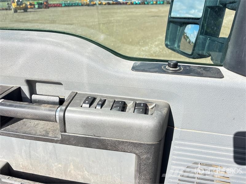 Ford F-350 XLT 4x4 Crew Cab Pickup Drugi