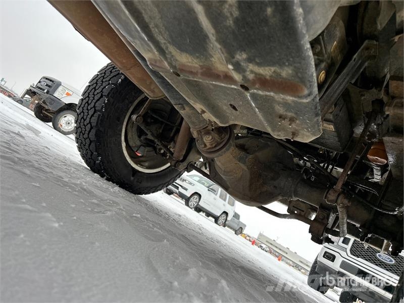 Ford F-350 XLT 4x4 Crew Cab Pickup Ostalo