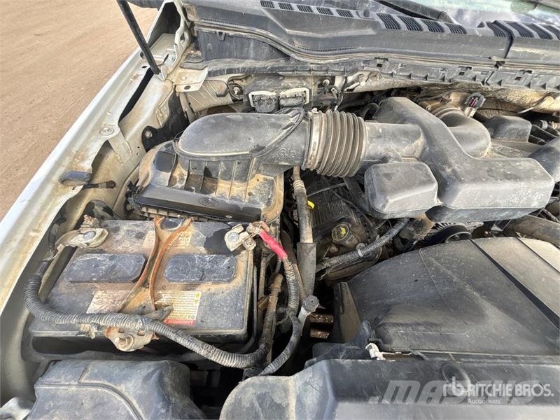 Ford F-350 XLT 4x4 Crew Cab Pickup Iné