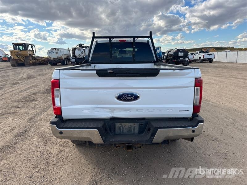 Ford F-350 XLT 4x4 Crew Cab Pickup Iné