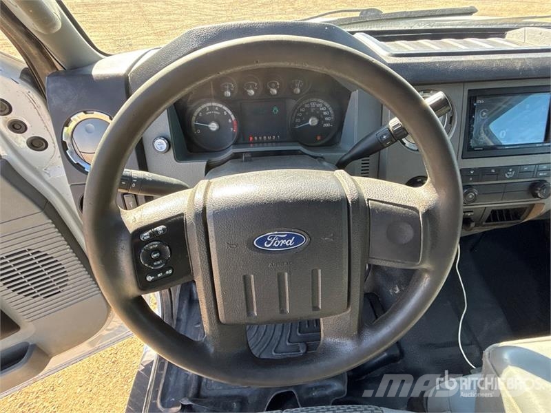 Ford F-350 XLT 4x4 Crew Cab Pickup Kita