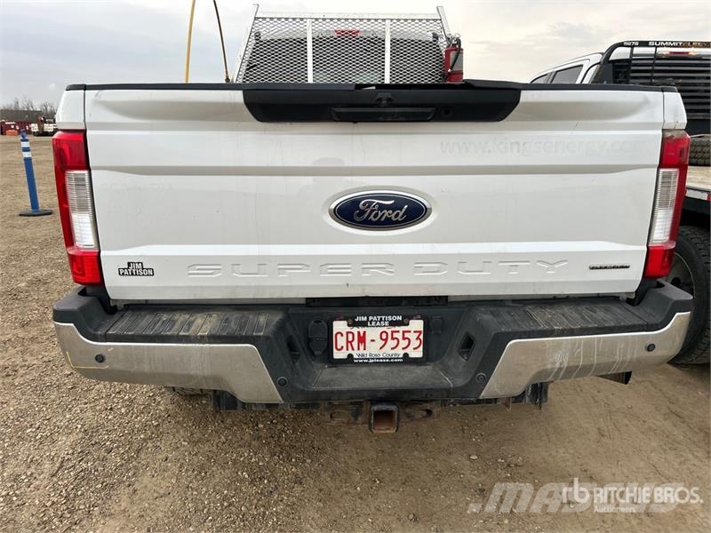 Ford F-350 XLT 4x4 Crew Cab Pickup Egyéb