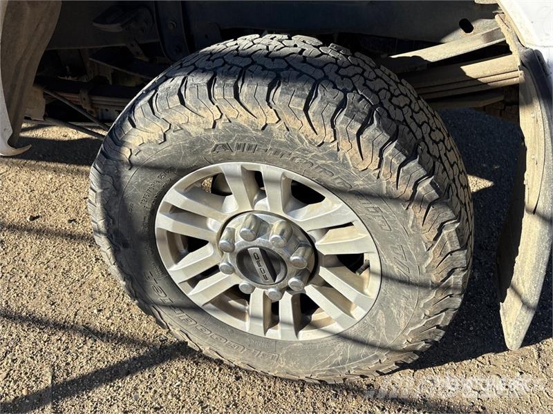 Ford F-350 XLT 4x4 Crew Cab Pickup Ostalo