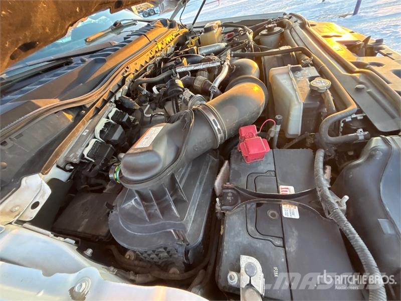 Ford F-350 XLT 4x4 Crew Cab Pickup Muu