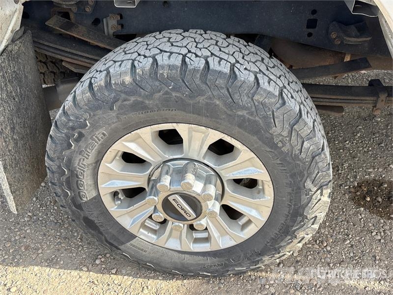 Ford F-350 XLT 4x4 Crew Cab Pickup Ostalo