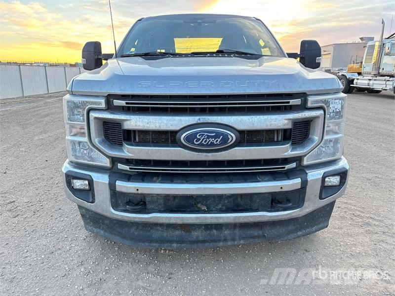 Ford F-350 XLT 4x4 Crew Cab Pickup Ostalo