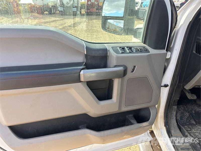 Ford F-350 XLT 4x4 Crew Cab Pickup Iné