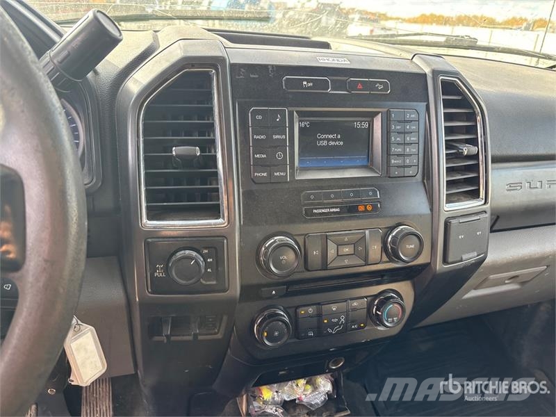 Ford F-350 XLT 4x4 Crew Cab Pickup Iné