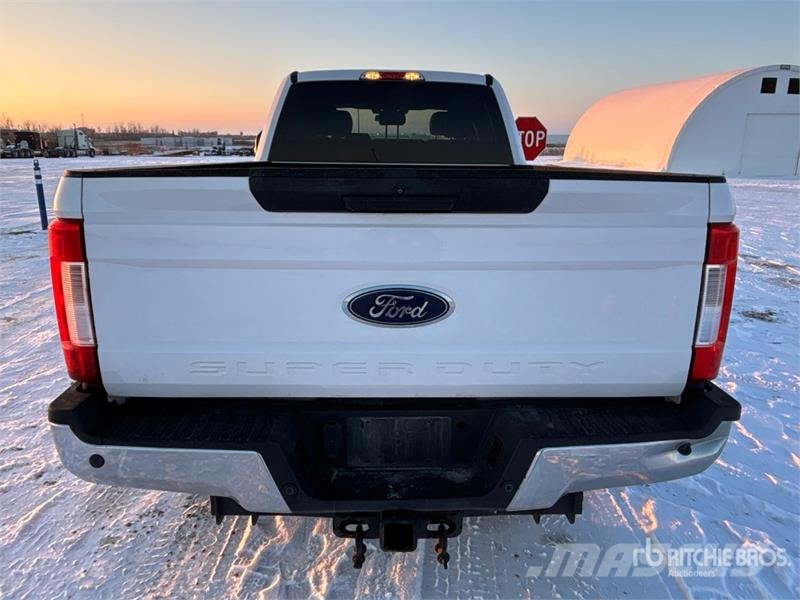 Ford F-350 XLT 4x4 Crew Cab Pickup Muu