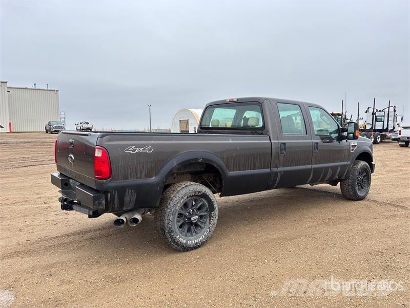 Ford F-350 XLT 4x4 Crew Cab Pickup Andre varebiler