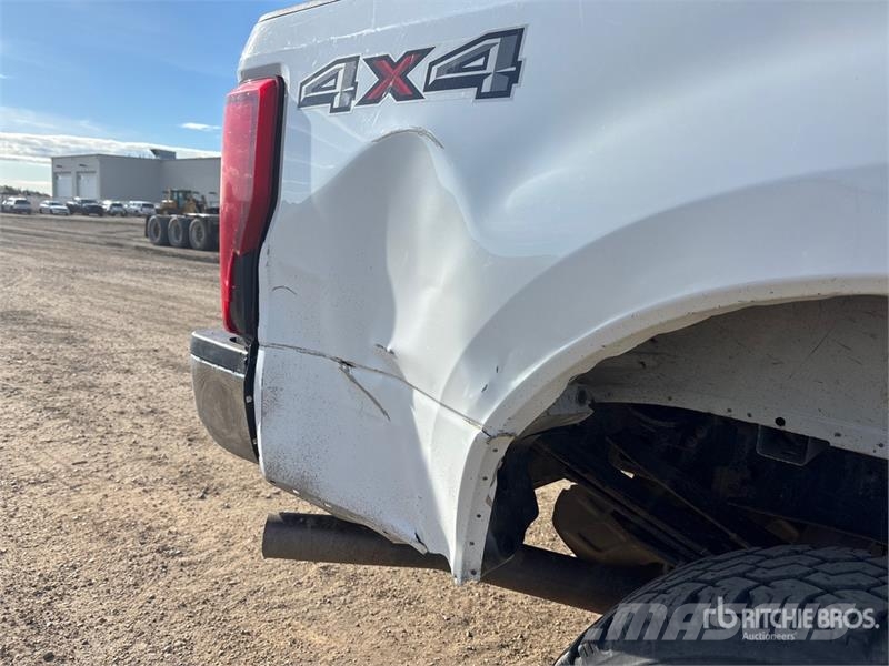 Ford F-350 XLT 4x4 Crew Cab Pickup Anders