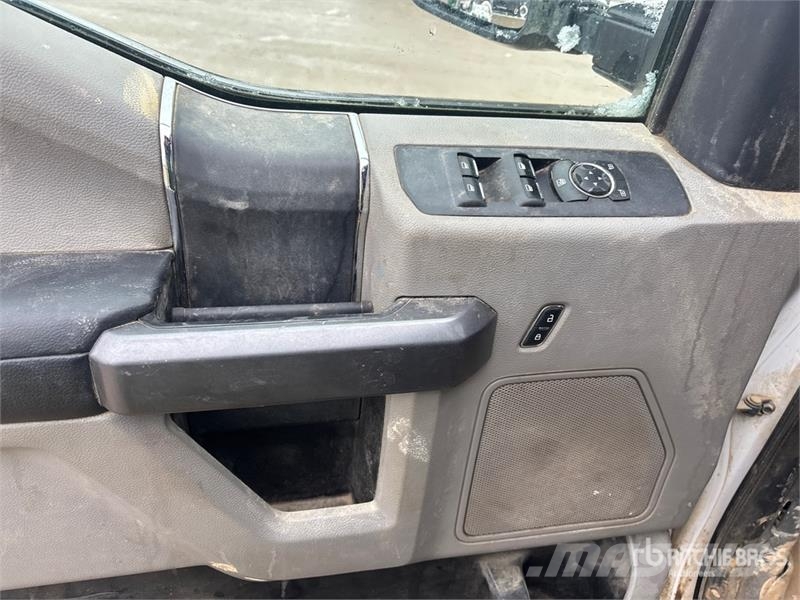 Ford F-350 XLT 4x4 Crew Cab Pickup (Inoperable) Muu