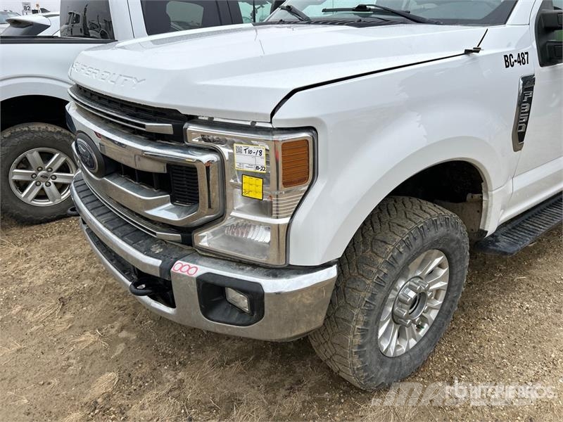Ford F-350 XLT 4x4 Crew Cab Pickup أخرى