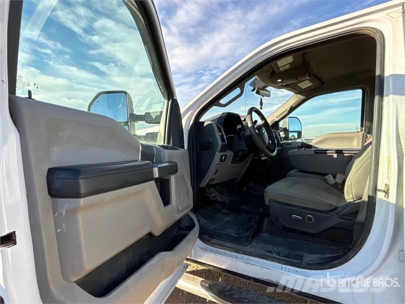 Ford F-350 XLT 4x4 Crew Cab Pickup Ostalo