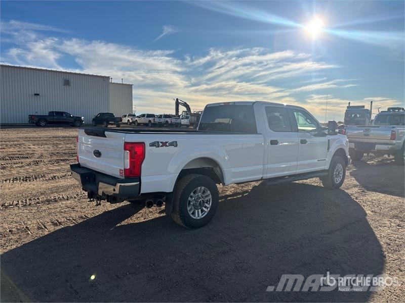 Ford F-350 XLT 4x4 Crew Cab Pickup Autre fourgon / utilitaire