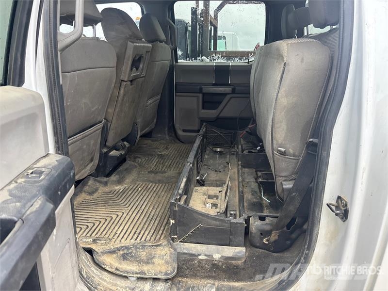 Ford F-350 XLT 4x4 Crew Cab Pickup (Inoperable) Muu