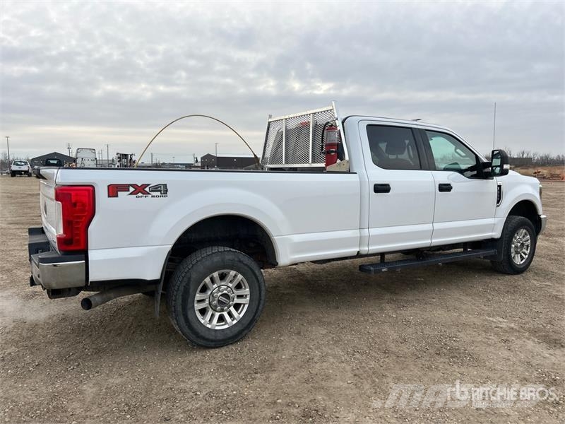 Ford F-350 XLT 4x4 Crew Cab Pickup Egyéb