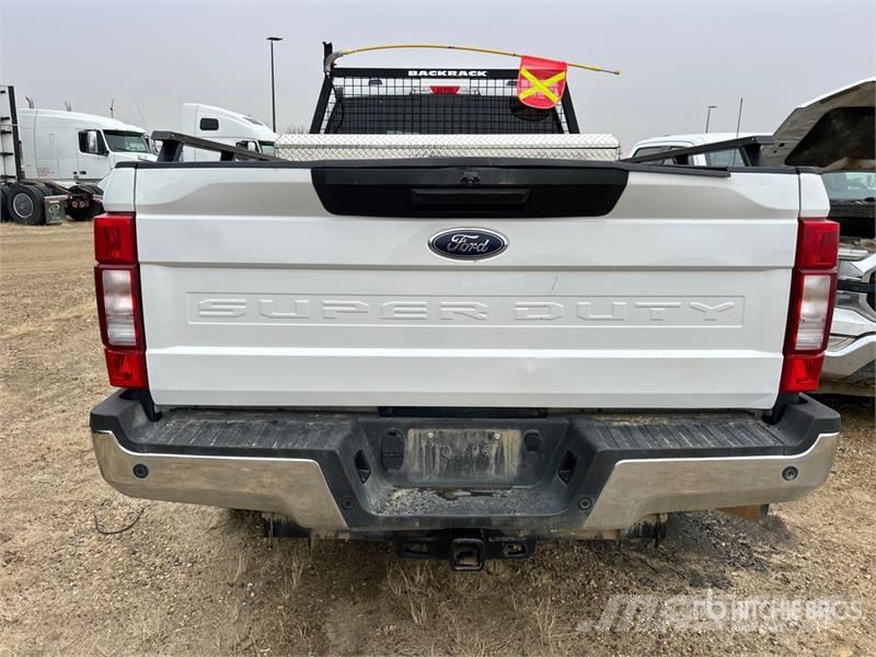 Ford F-350 XLT 4x4 Crew Cab Pickup أخرى