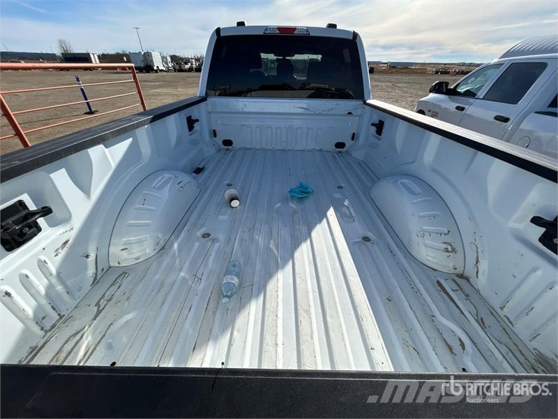 Ford F-350 XLT 4x4 Crew Cab Pickup أخرى