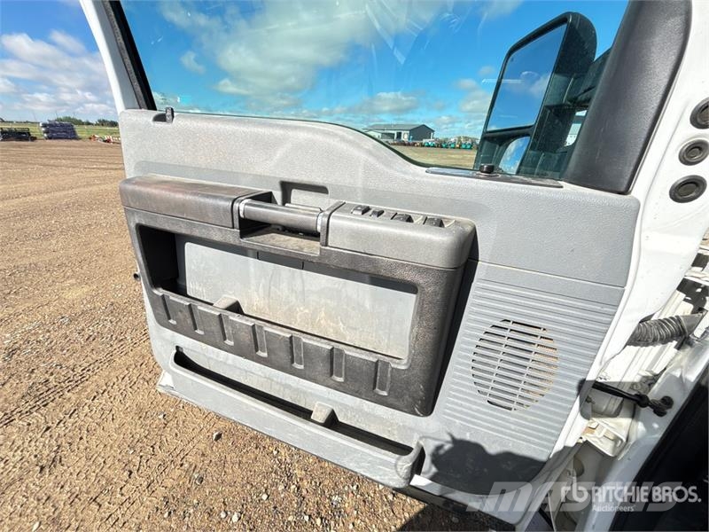 Ford F-350 XLT 4x4 Crew Cab Pickup Drugi