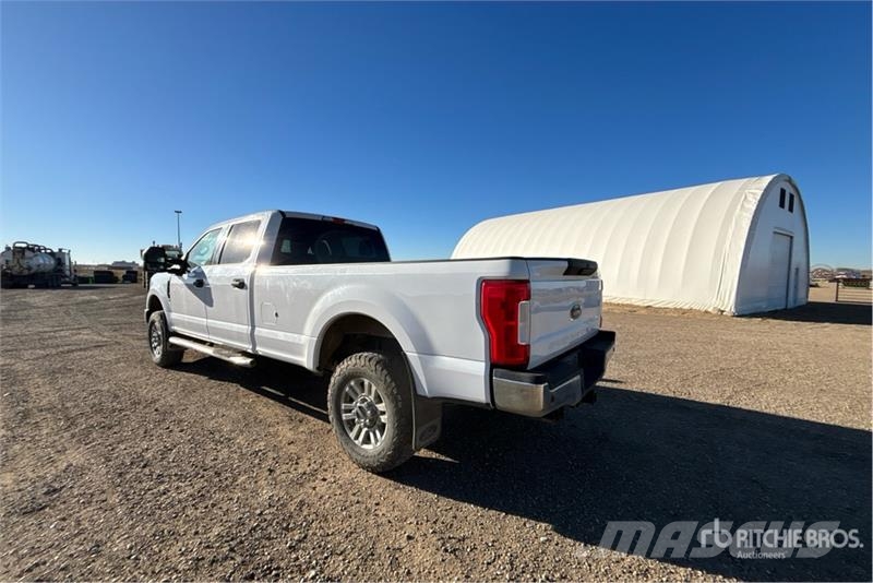 Ford F-350 XLT 4x4 Crew Cab Pickup Ostalo