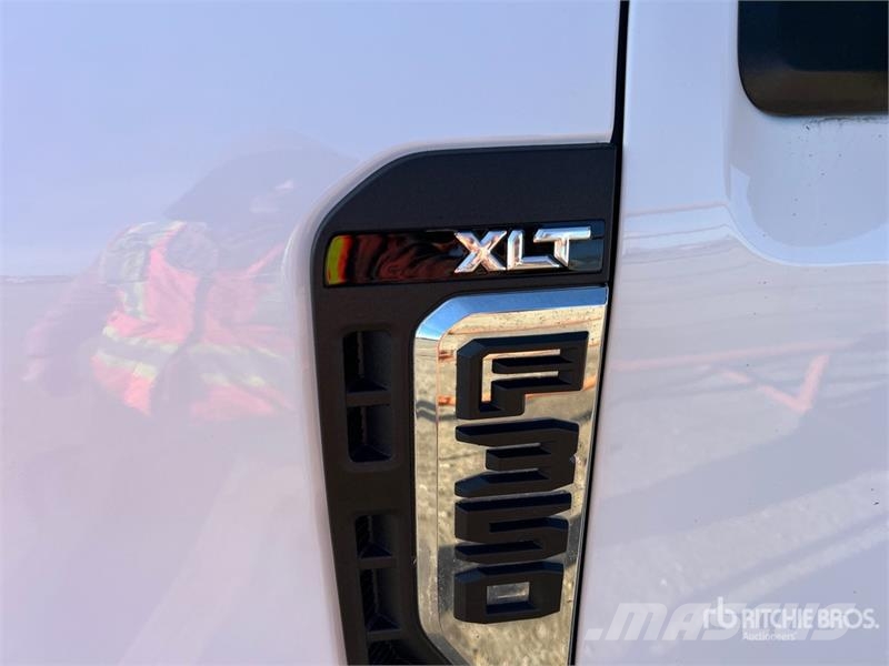 Ford F-350 XLT 4x4 Crew Cab Pickup أخرى
