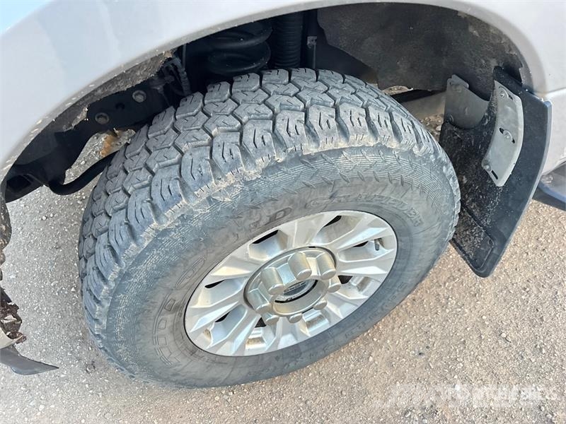 Ford F-350 XLT 4x4 Crew Cab Pickup Ostalo