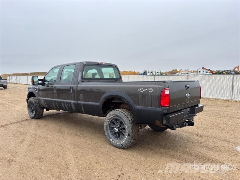 Ford F-350 XLT 4x4 Crew Cab Pickup Andre varebiler