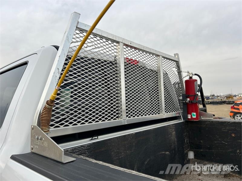 Ford F-350 XLT 4x4 Crew Cab Pickup Egyéb