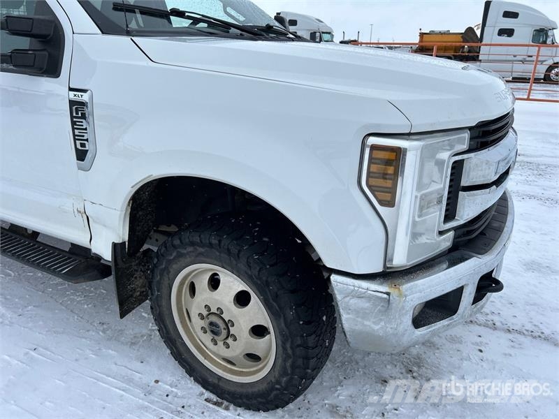 Ford F-350 XLT 4x4 Crew Cab Pickup Ostalo