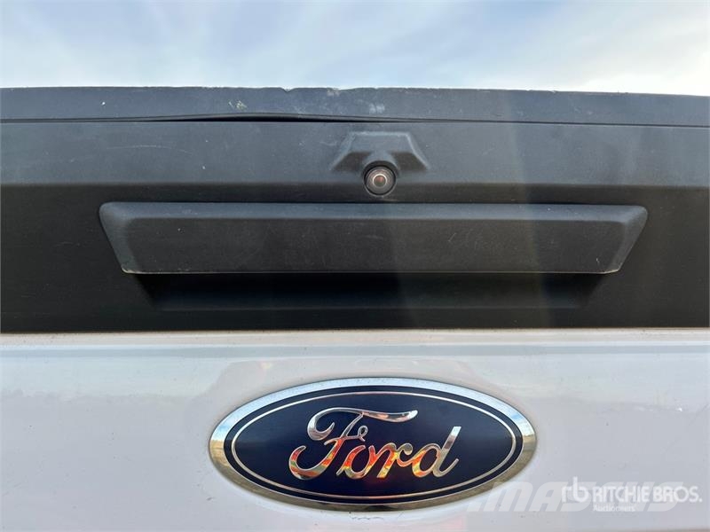 Ford F-350 XLT 4x4 Crew Cab Pickup أخرى