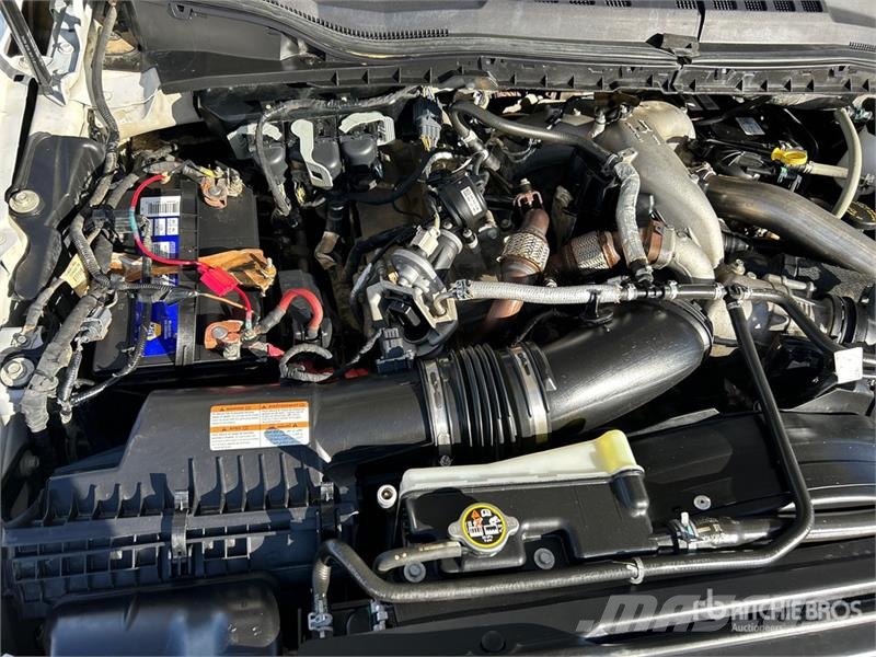 Ford F-350 XLT 4x4 Crew Cab Pickup Drugi